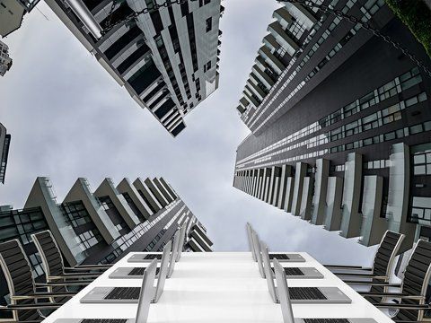 Флізелінові фотошпалери візуальне збільшення простру вітальні, спальні &laquo;Погляд у небо серед хмарочосів&raquo; SPF-165 фото
